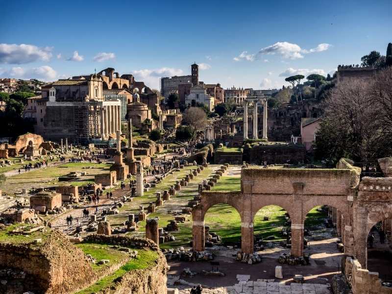 Touristen-Forum-Romanum.jpg
