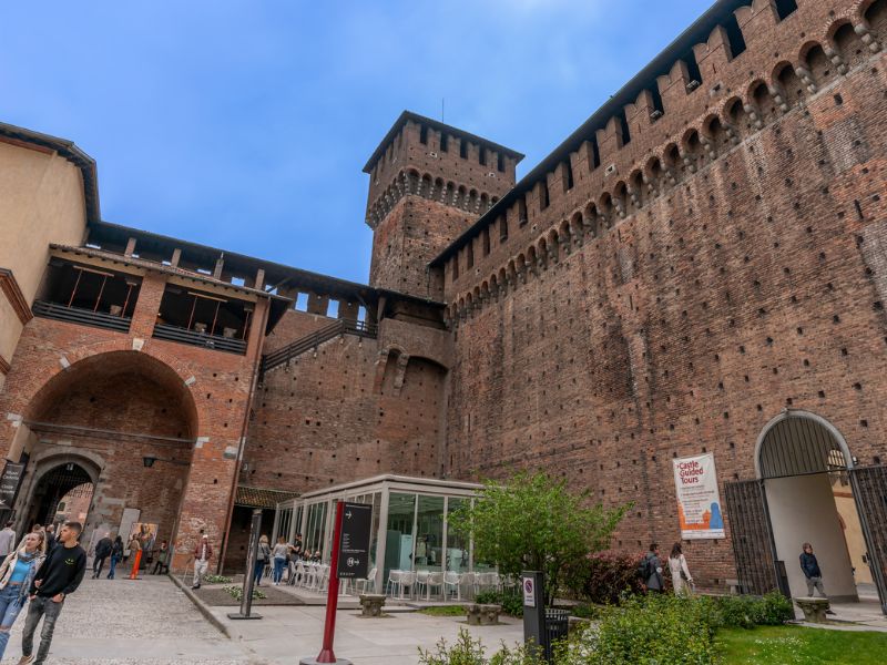 Besucher besichtigen das Castello Sforza Milan