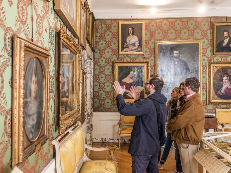 Besucher mit Guide bei Führung durch das Museum des Mailänder Scala