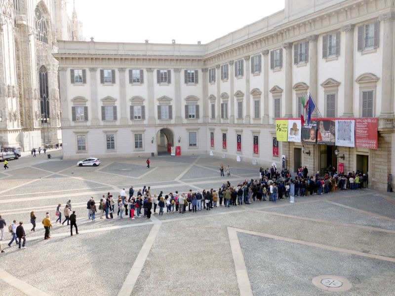 Besucher stehen vor dem Königlichen Palast Palazzo Reale in Mailand an