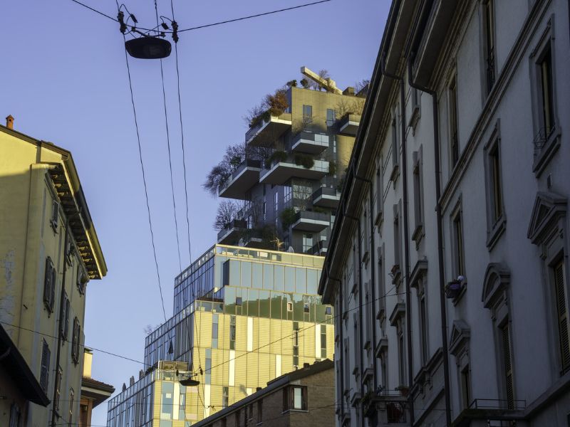 Blick auf Häuser im Mailänder Isola Viertel