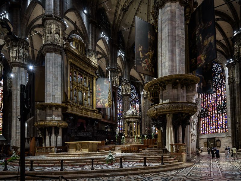 Blick ins Innere des imposanten Doms in Mailand Blick ins Innere des imposanten Doms in Mailand