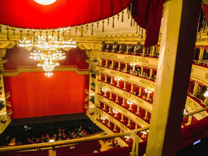 Blick von den oberen Zuschauerplätzen auf die Bühne des Teatro alla Scala