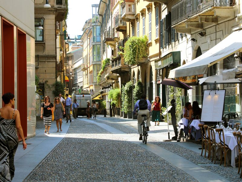 Fußgängerzone im schönen Brera Viertel von Mailand