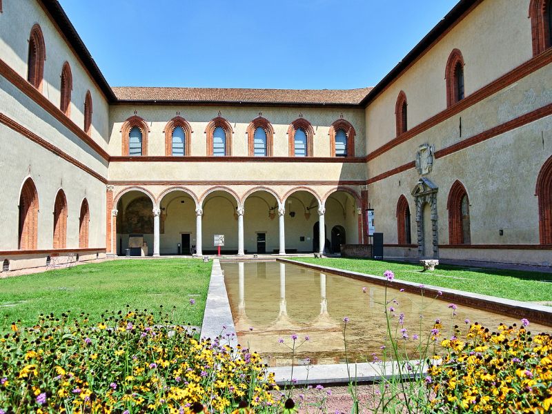 Idyllischer Innenhof mit Pflanzen und Wasser am Castello Sforzesco