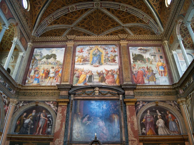 Innen in der verzierten Kirche Sans Maurizio monastero maggiore