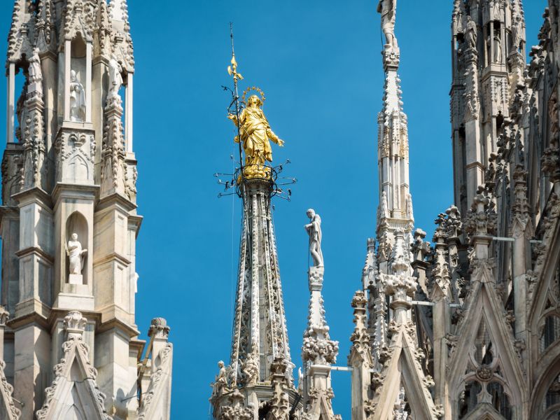 Madonnina Statue in gold am Dach des Mailänder Doms