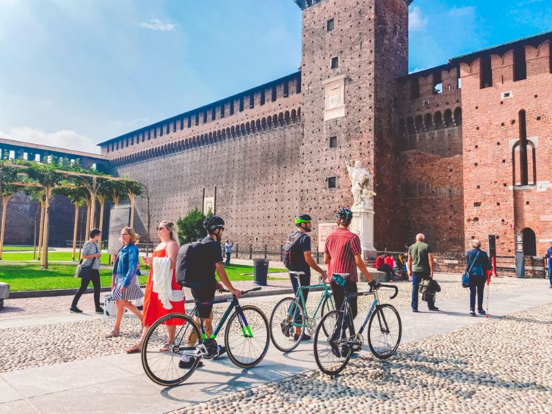 Mauern des Castello Sforzesco in Mailand mit Besuchern davor