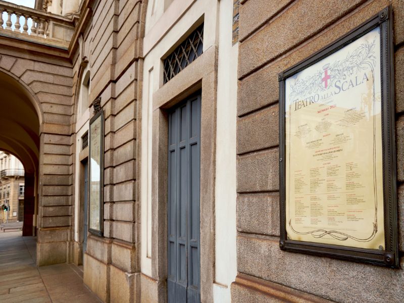 Plakat mit Programmhinweis außen am Teatro alla Scala