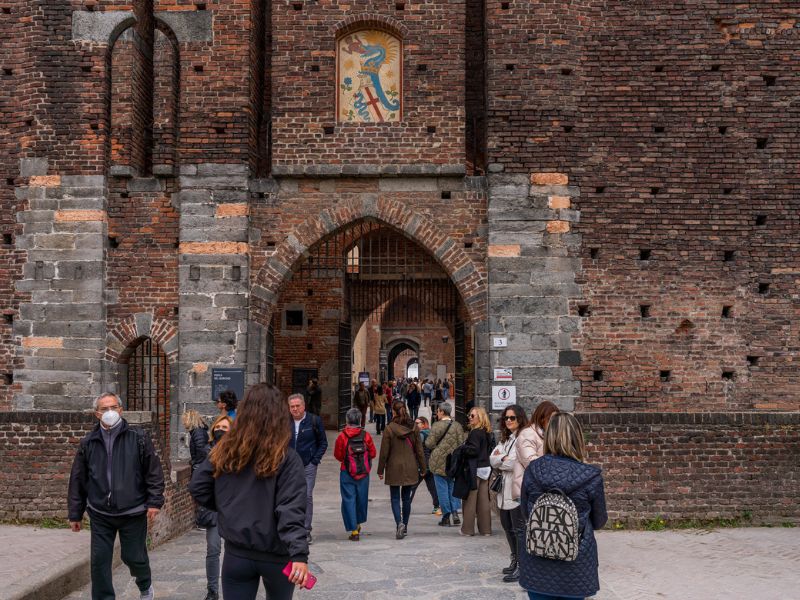 Touristen am Eingang zum Castello Sforzesco
