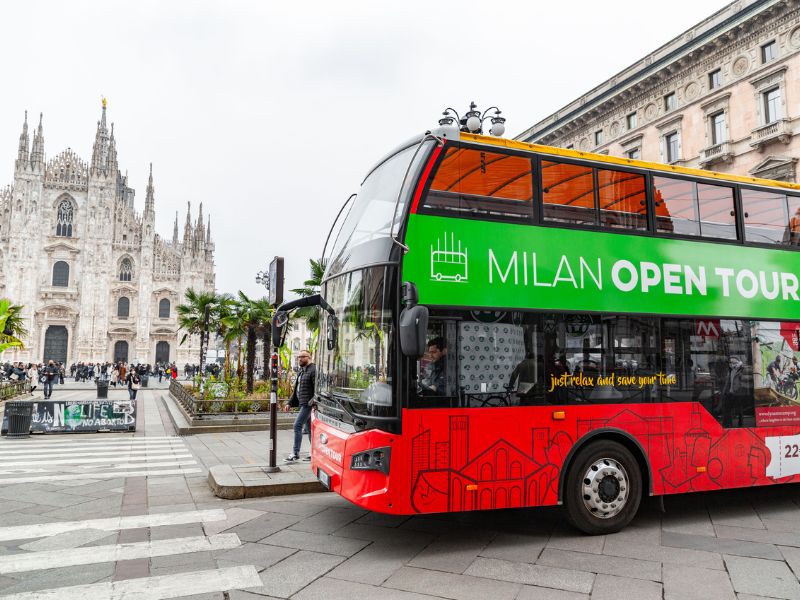 Hop on Hop off Bus in Mailand vor dem Dom