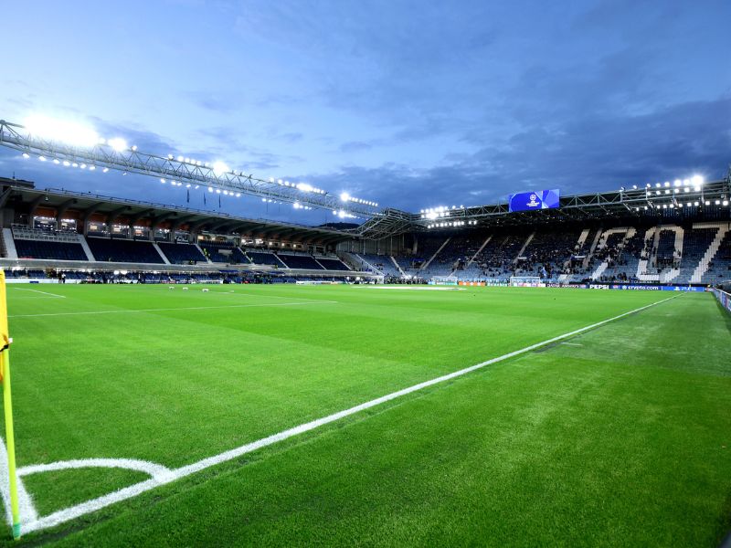 Kleines aber stimmungsvolles Fußball Stadion von Atalanta Bergamo