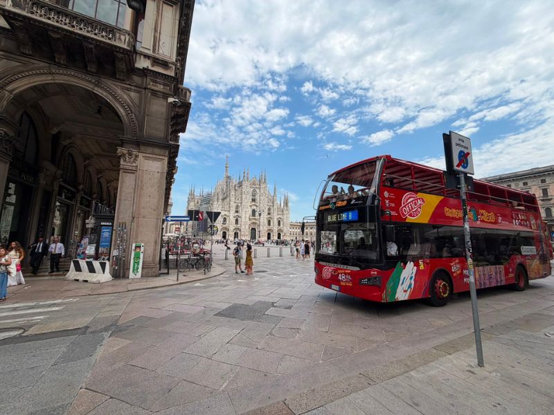 Hop on Hop off Bus in Mailand vor dem Dom